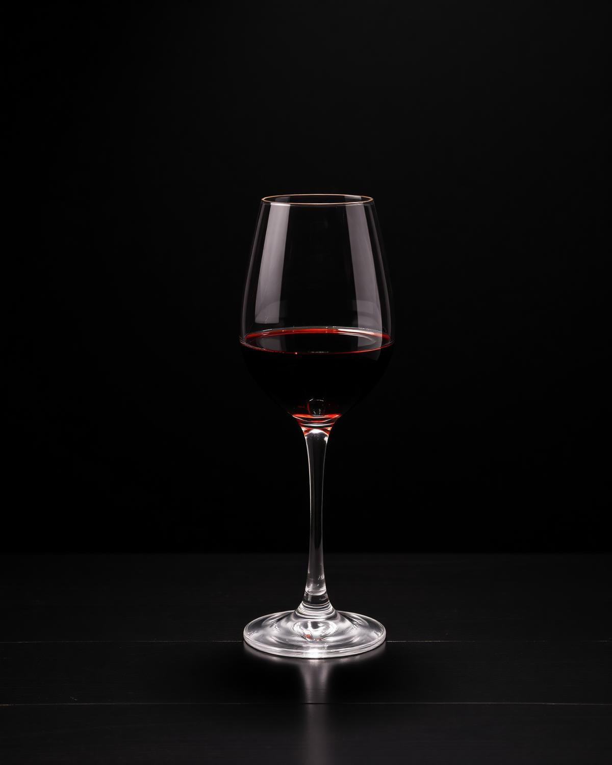 Verre de cristal empli de vin